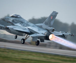 Ktoś próbował oślepić pilota F-16! Wiązka lasera trafiła w wojskowy samolot podczas lądowania