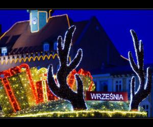 Września “Świetlną Stolicą Polski”? Miasto nocą wygląda przepięknie!
