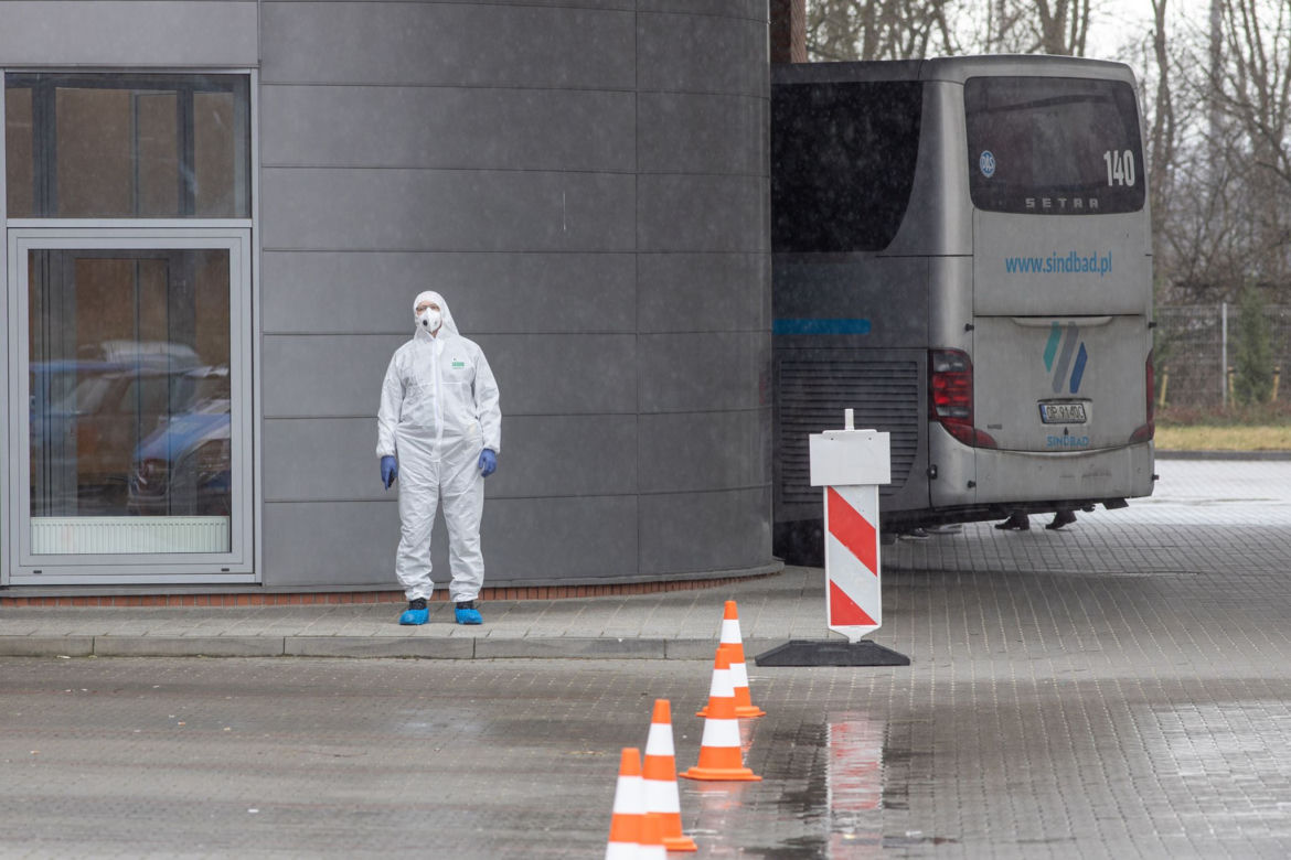 Autokar ESKORTOWANY przez policję! Powód? Podejrzenie koronawirusa!