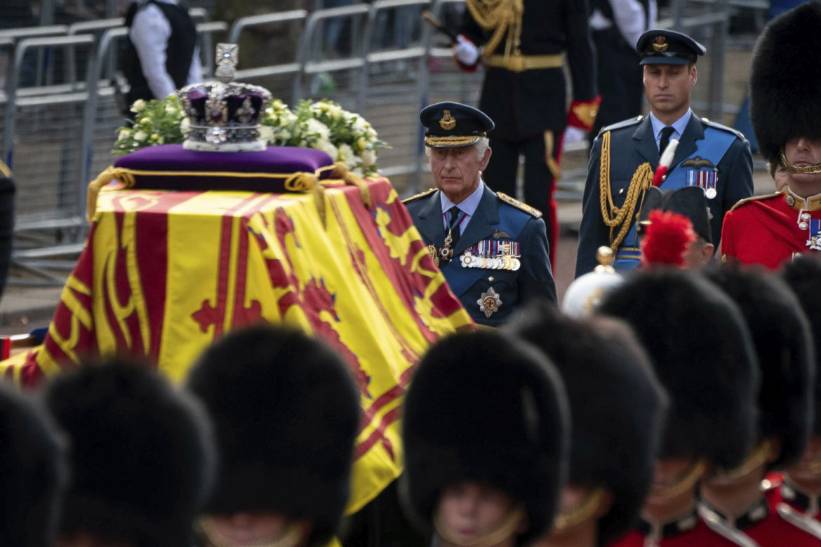 Najpiękniejsza korona Elżbiety II spoczęła na trumnie. Brytyjska korona państwowa na pogrzebie monarchini