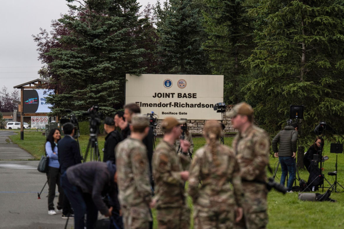 Przygotowania do spotkania Putin-Trump w bazie sił powietrznych USA na Alasce