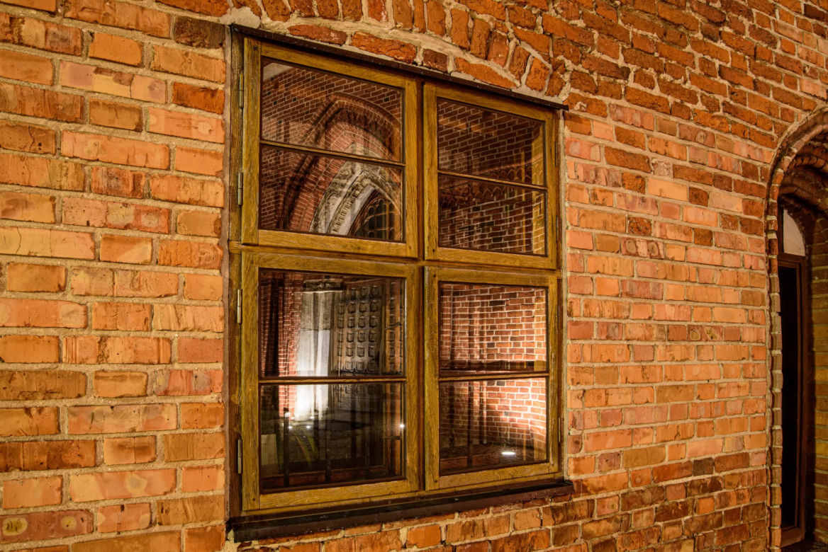 III miejsce - Wejście do Bazyliki WNMP św. Andrzeja - Odbite w oknie – Frombork