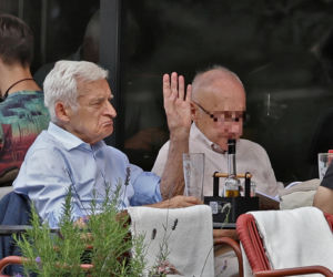 Premier Jerzy Buzek chłodzi się piwkiem