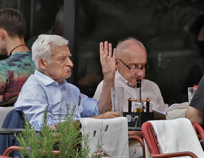 Premier Jerzy Buzek chłodzi się piwkiem