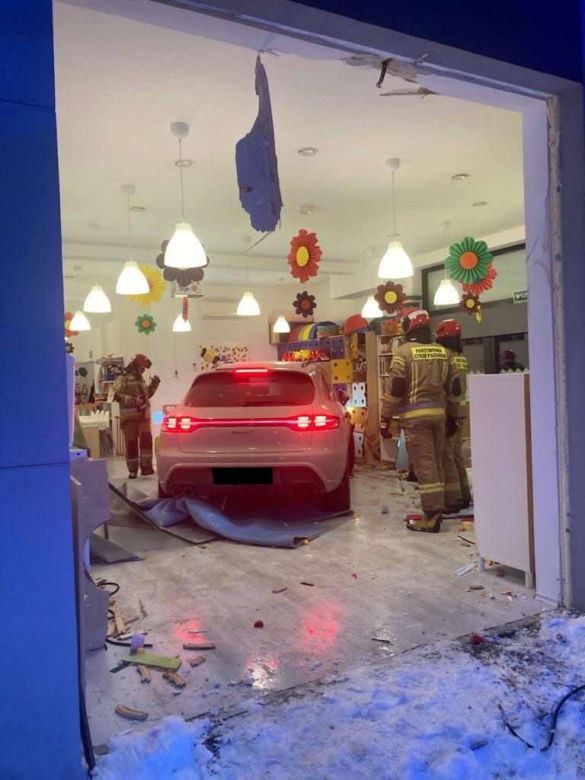 Porsche wjechało w żłobek w Lublinie. Bo kierująca pomyliła gaz z hamulcem 