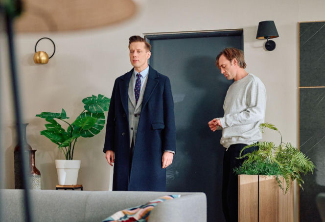 "Na Wspólnej", odcinek 4171: Kariera Mariusza wisi na włosku. Mężczyzna ucieka w alkohol i odsuwa się od Oli