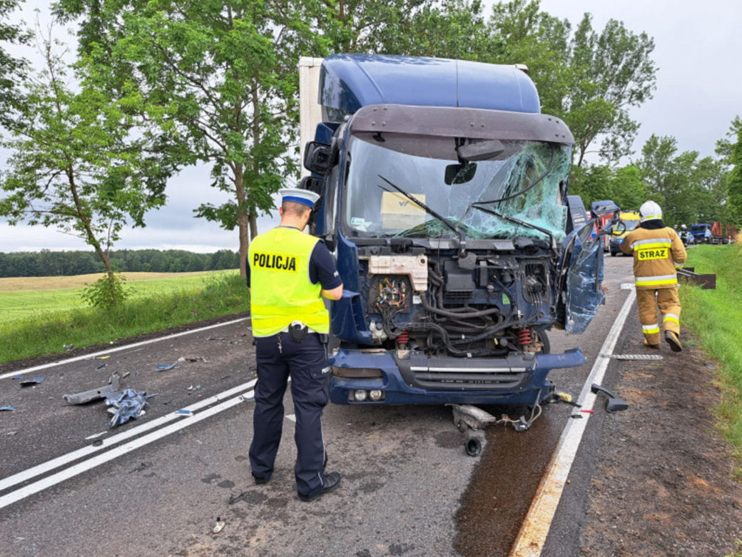 Śmiertelny wypadek pod Bytowem! 40-latek miał wykonać zabroniony manewr i zginął w rozbitym renaulcie [ZDJĘCIA]