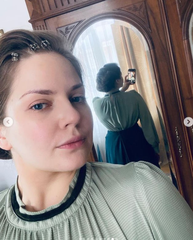 Polowanie na ćmy na planie. Hela Brzozowska (Melania Grzesiewicz)
