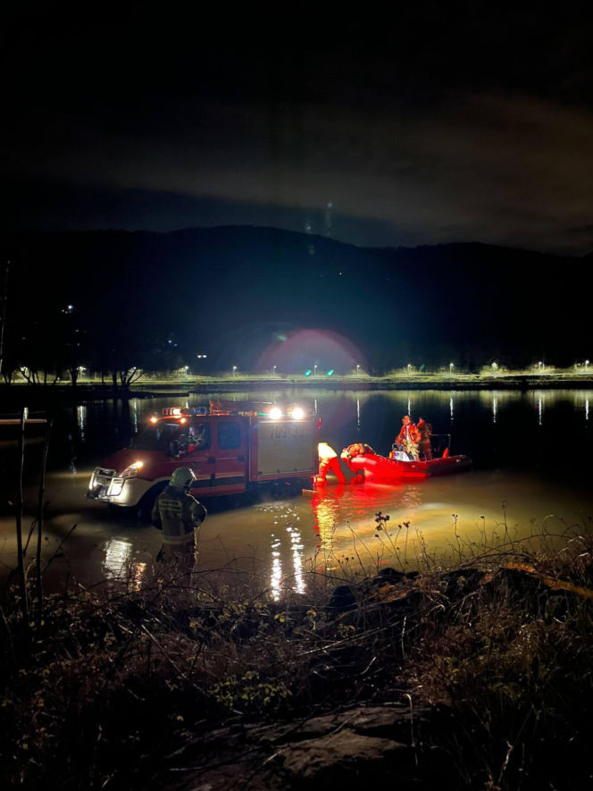 Strażacy uratowali mężczyznę tonącego w jeziorze