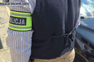 35-latek wycelował broń i strzelił w kierunku policjantów. Dzieliło ich 7 metrów