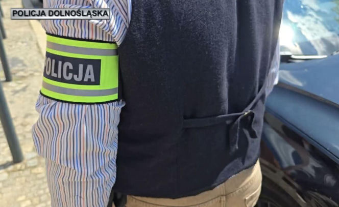 35-latek wycelował broń i strzelił w kierunku policjantów. Dzieliło ich 7 metrów