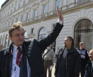 Niezależny prezydent II RP. Tajemnicza manifestacja na Krakowskim Przedmieściu [ZDJĘCIA] 