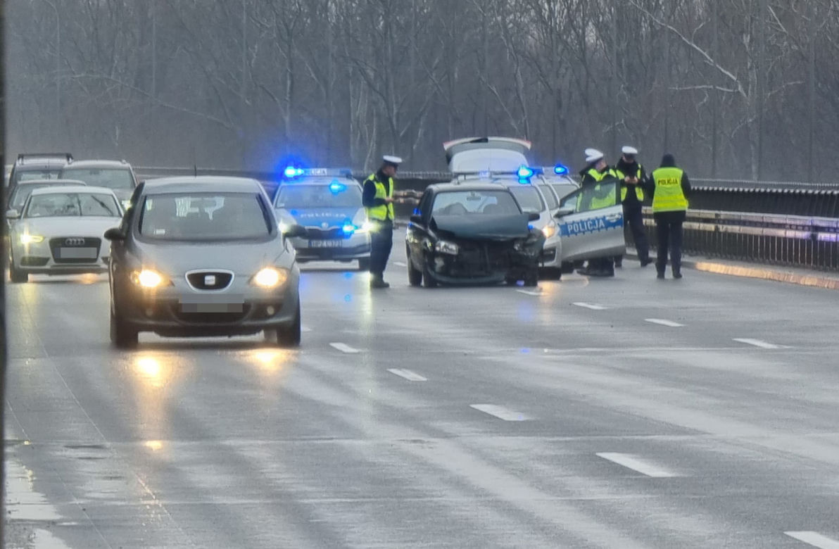 Nissanem huknął w bariery na Wisłostradzie. On był po metaamfetaminie, jego pasażera poszukiwała policja