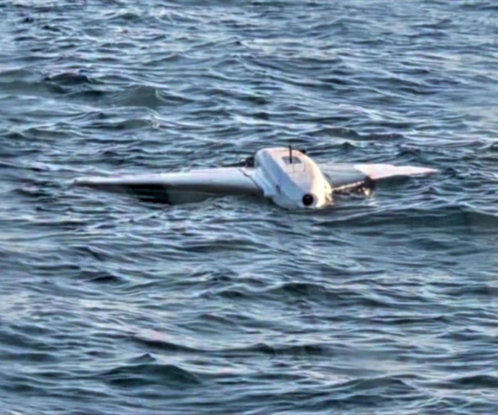 Biały dron bojowy Gerbera dryfujący na wzburzonej tafli wody. O incydentach na Morzu Czarnym pisze SE Portal Obronny.