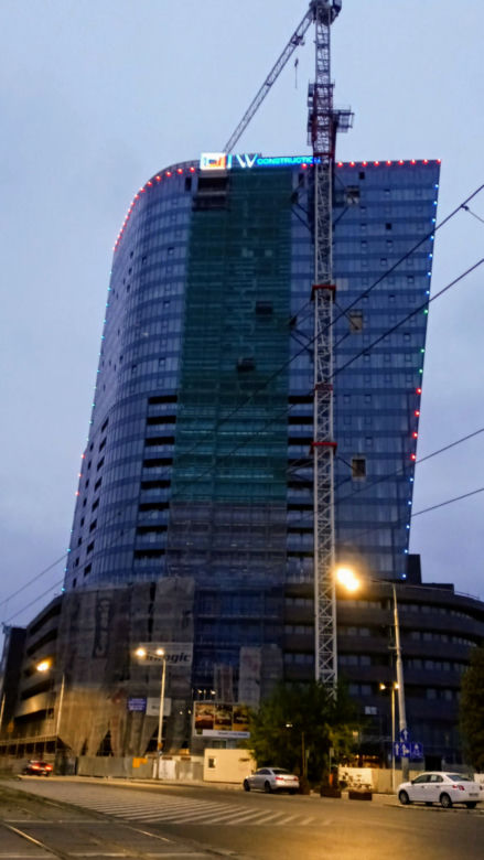 Próby iluminacji Hanza Tower