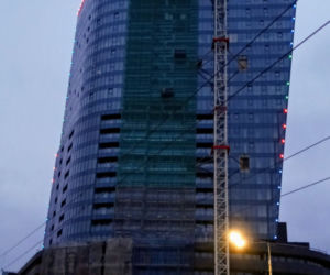 Próby iluminacji Hanza Tower