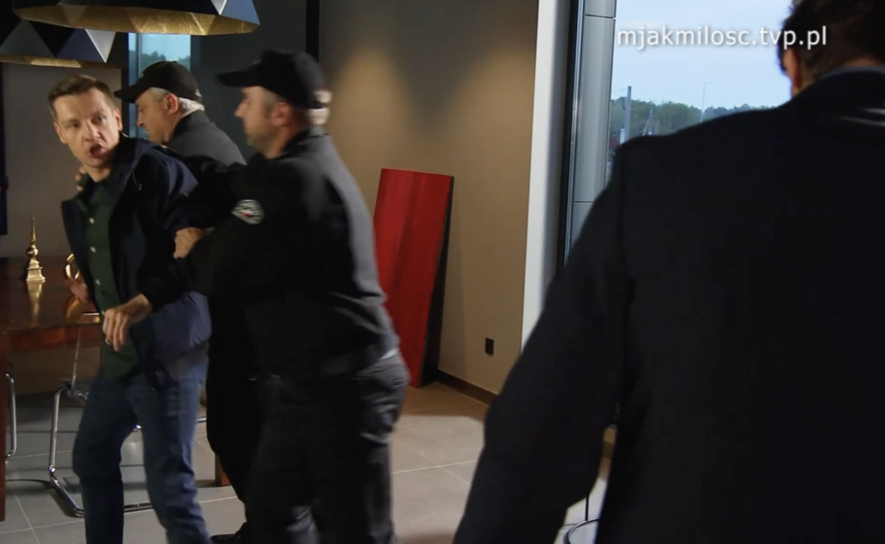M jak miłość, odcinek 1712: Paweł (Rafał Mroczek), Sowiński (Konrad Jałowiec), policja