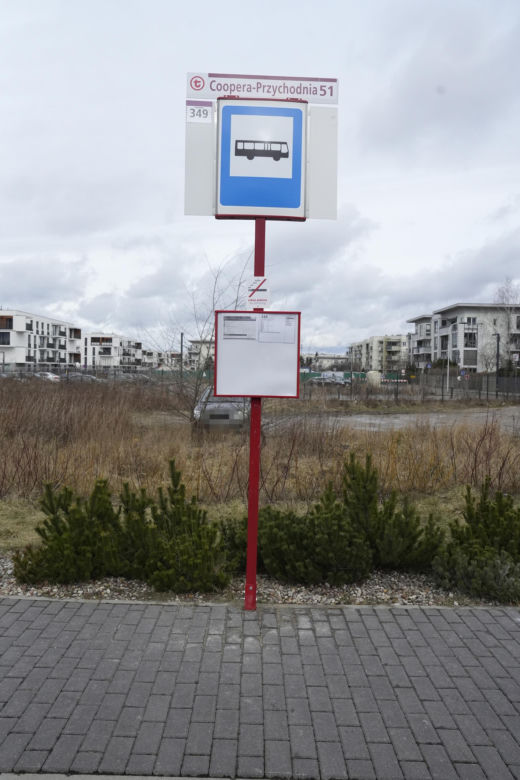 Autobus już może zakręcić. Koniec groteski przed przychodnią na Bemowie