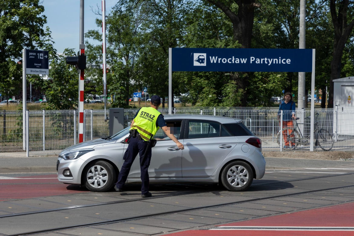 Nowe rogatki paraliżują ruch na południu Wrocławia. Kierowcy sami sobie winni?