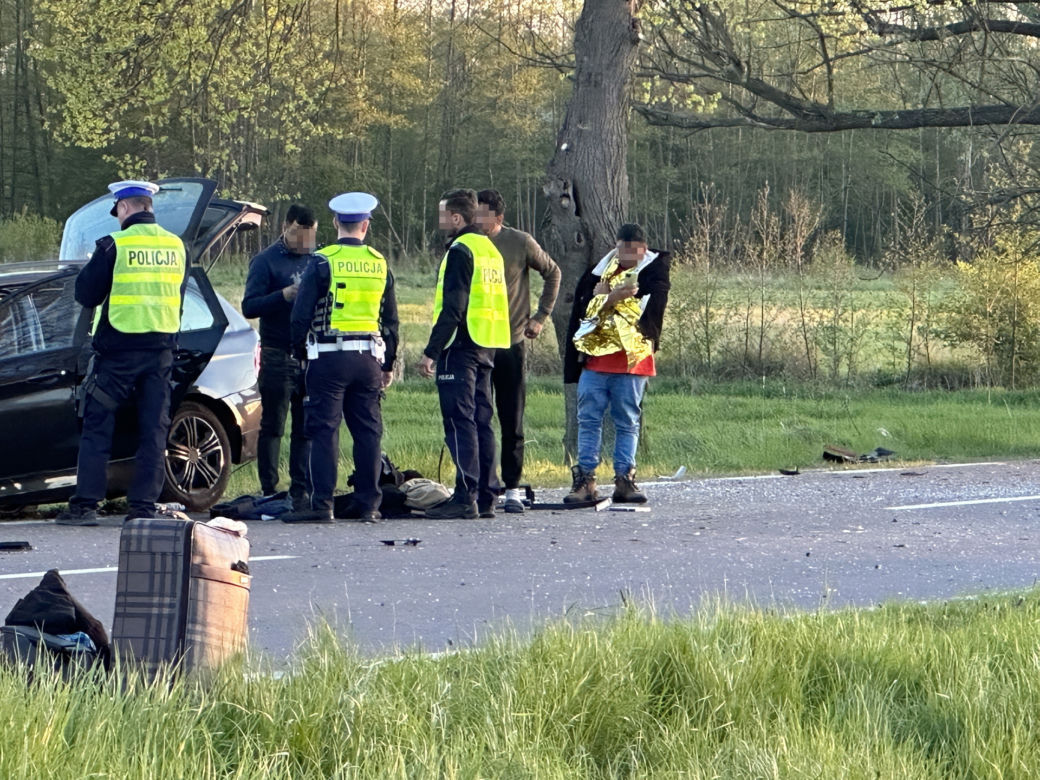 Reanimacja, dwie osoby walczą o życie. BMW roztrzaskało się o drzewo