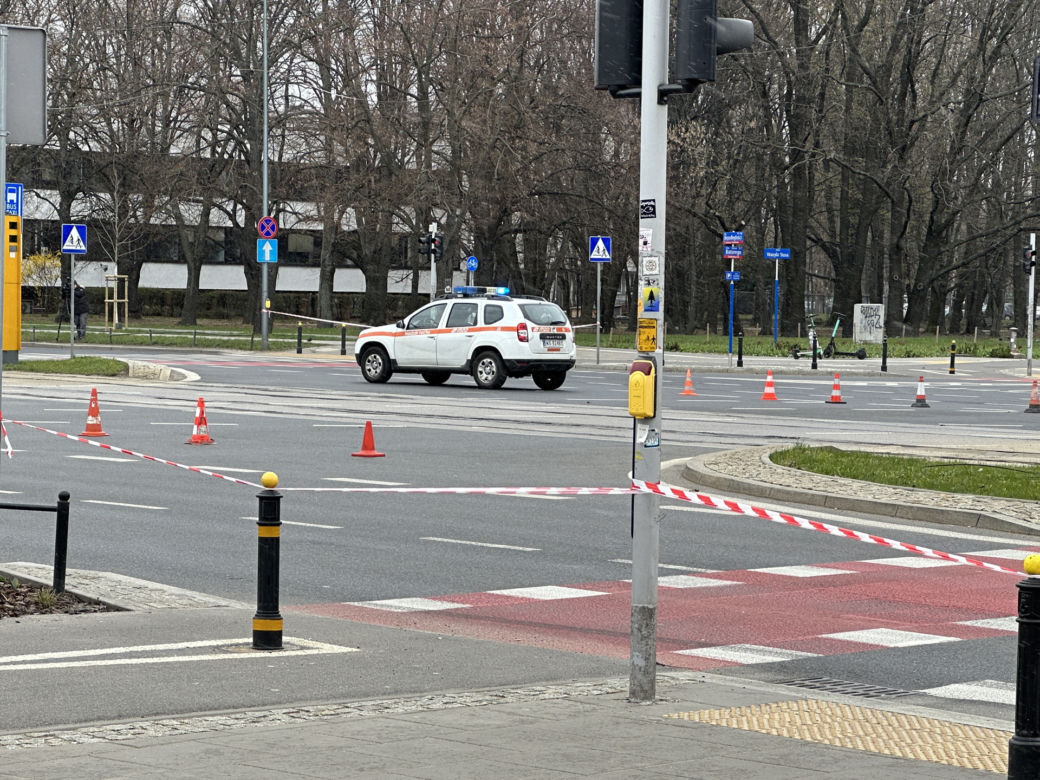 Zerwana sieć trakcyjna sparaliżowała ruch tramwajowy. O linię zahaczyła ciężarówka