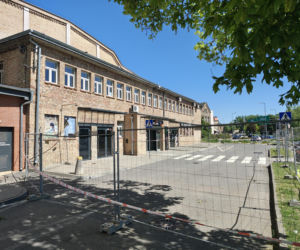 Liczenie strat, zabezpieczanie obiektu - dzień po pożarze hali przy ul. Targowej