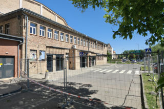 Liczenie strat, zabezpieczanie obiektu - dzień po pożarze hali przy ul. Targowej