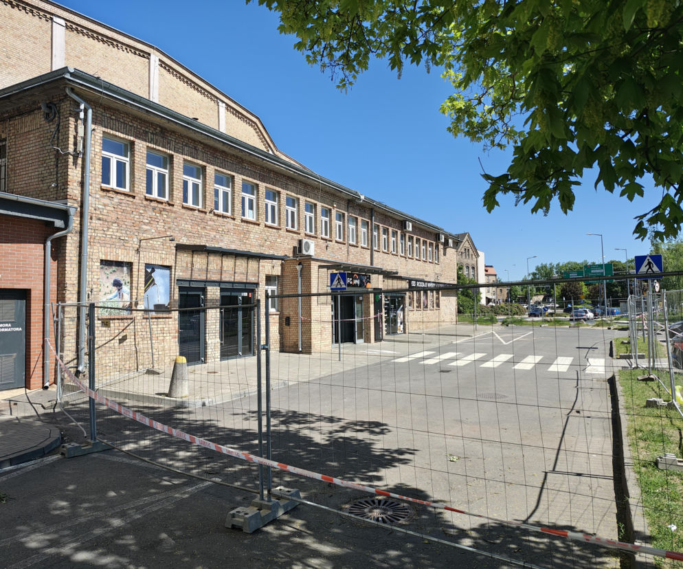 Liczenie strat, zabezpieczanie obiektu - dzień po pożarze hali przy ul. Targowej