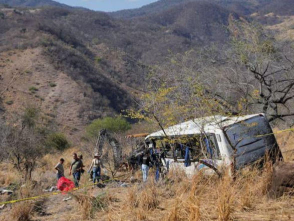 Kolejna tragedia na drogach Meksyku. Autobus przewrócił się na trasie