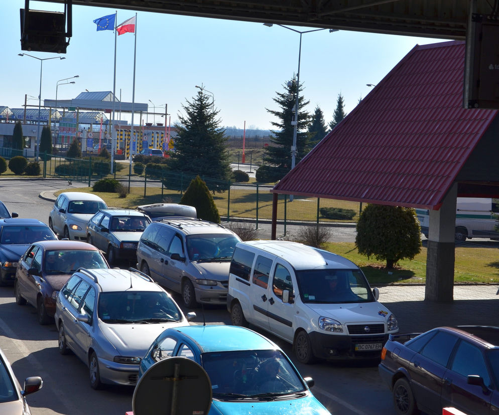 Korczowa: Rozpędzone renault staranowało szlaban i siłą wjechało na Ukrainę. Podczas pościgu padły strzały