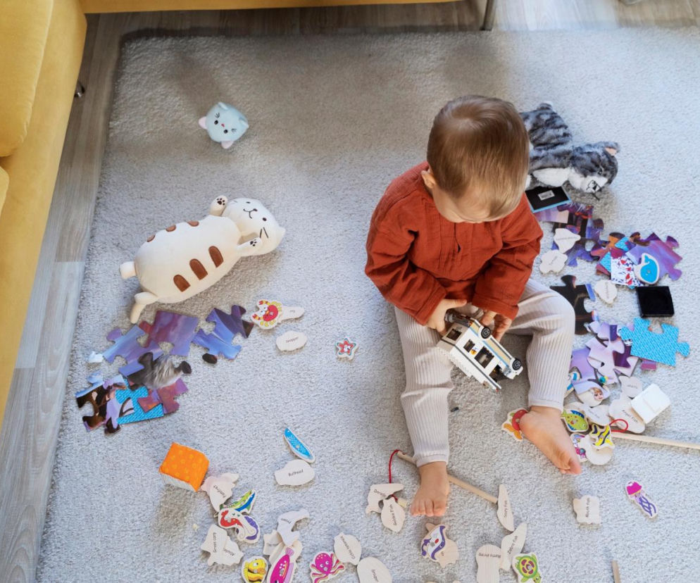 Bałagan przy dziecku cię przytłacza? Proste nawyki sprzątania zamienią nudny obowiązek w świetną zabawę