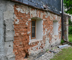 Przysłupowy dom w Twardocicach w czasie remontu