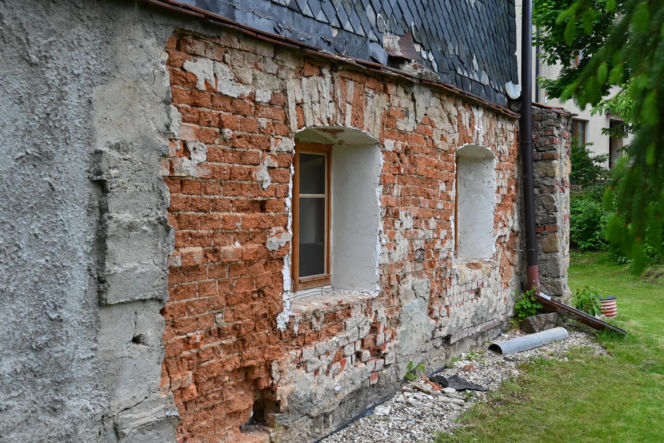 Przysłupowy dom w Twardocicach w czasie remontu