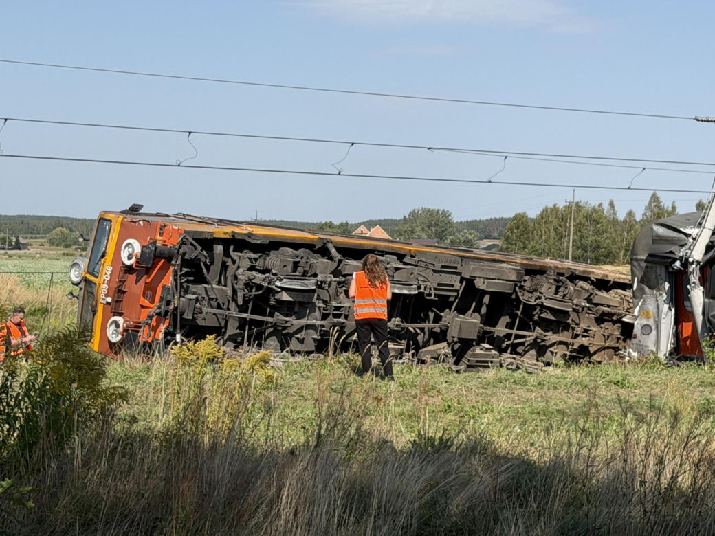 Wstrząsające zdjęcia z katastrofy kolejowej na Mazowszu