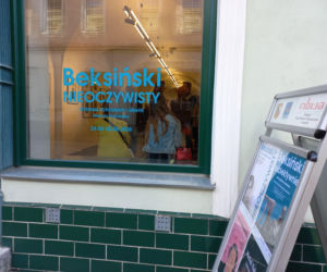 Wystawa słynnego malarza bez obrazów. Beksiński Nieoczywisty. Wystawa Fotografii i Grafik w MBWA w Lesznie