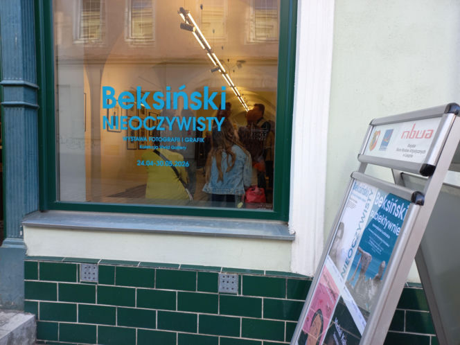 Wystawa słynnego malarza bez obrazów. "Beksiński Nieoczywisty. Wystawa Fotografii i Grafik" w MBWA w Lesznie