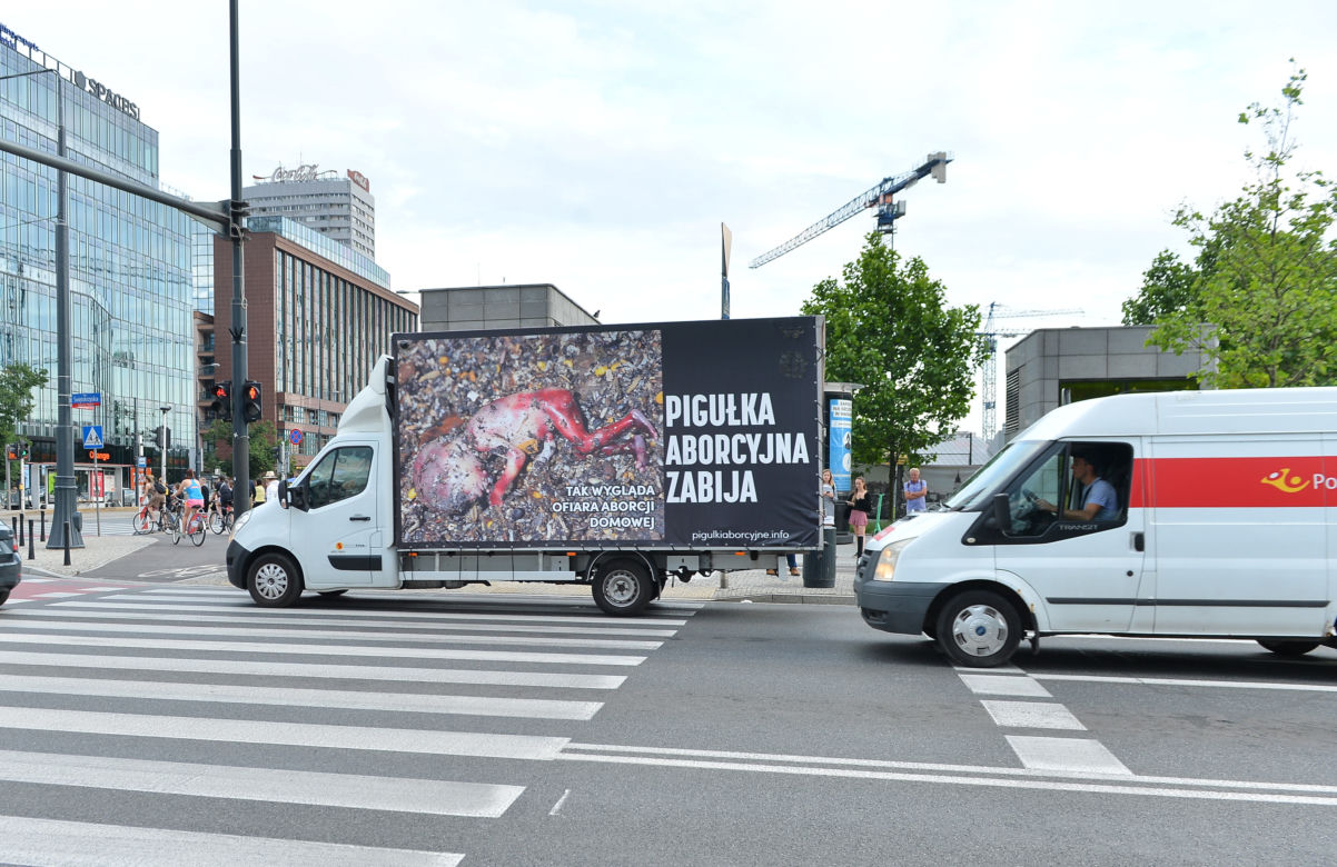 Leciała krew i kebaby. Starcie w centrum Warszawy przy furgonetce antyaborcyjnej 