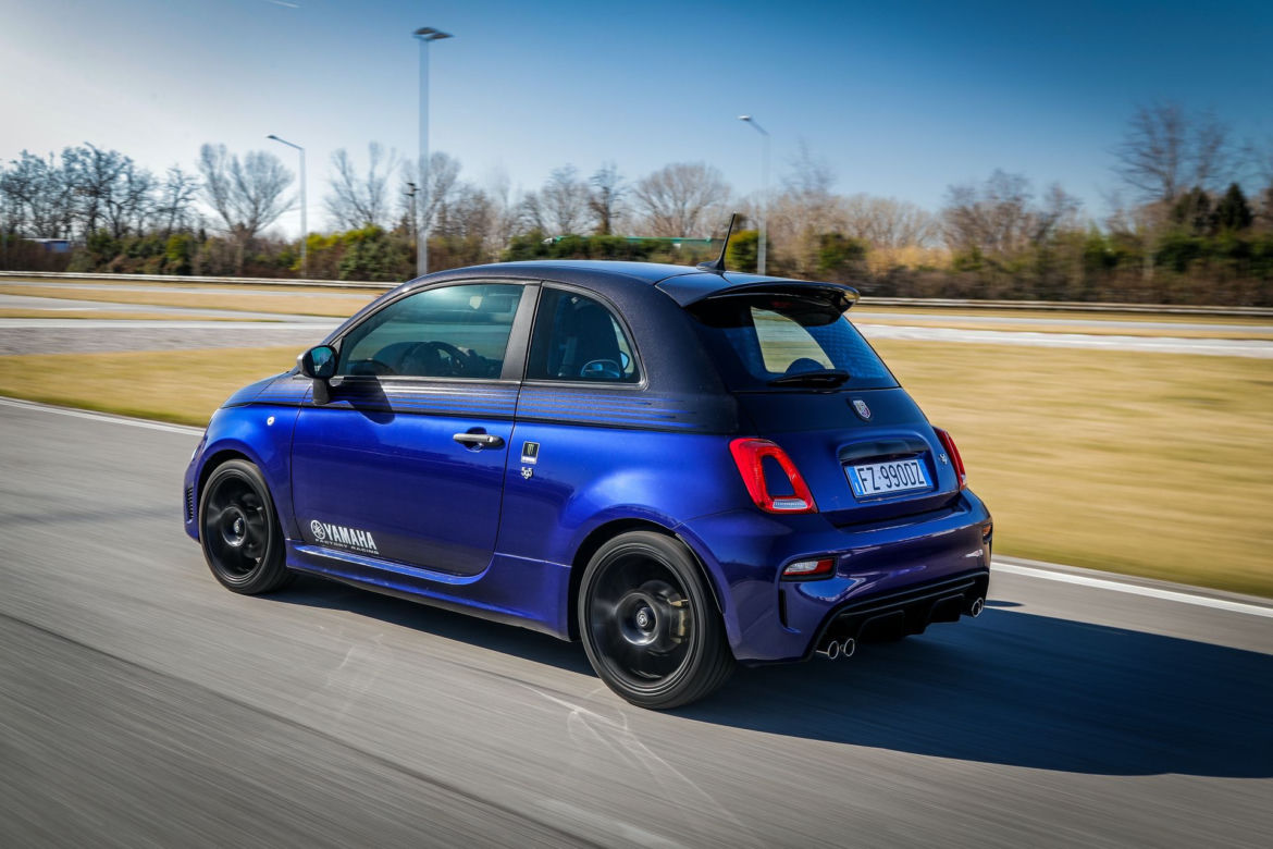 Abarth 595 Monster Energy Yamaha i Scorpioneoro