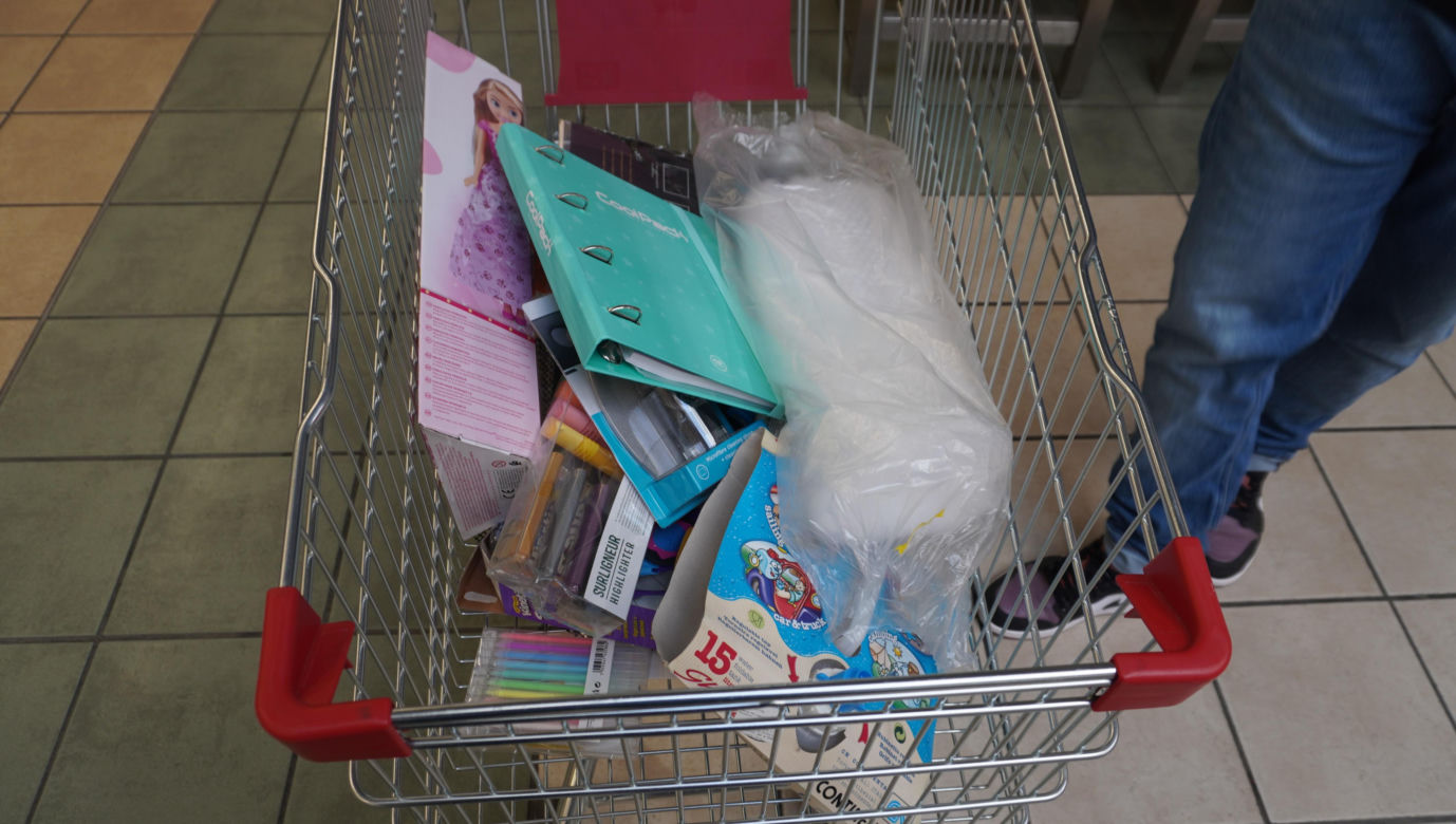 Tajemnicze wózki w Auchan w Olsztynie. Sprawdziliśmy, co było w środku. Zobacz zdjęcia!
