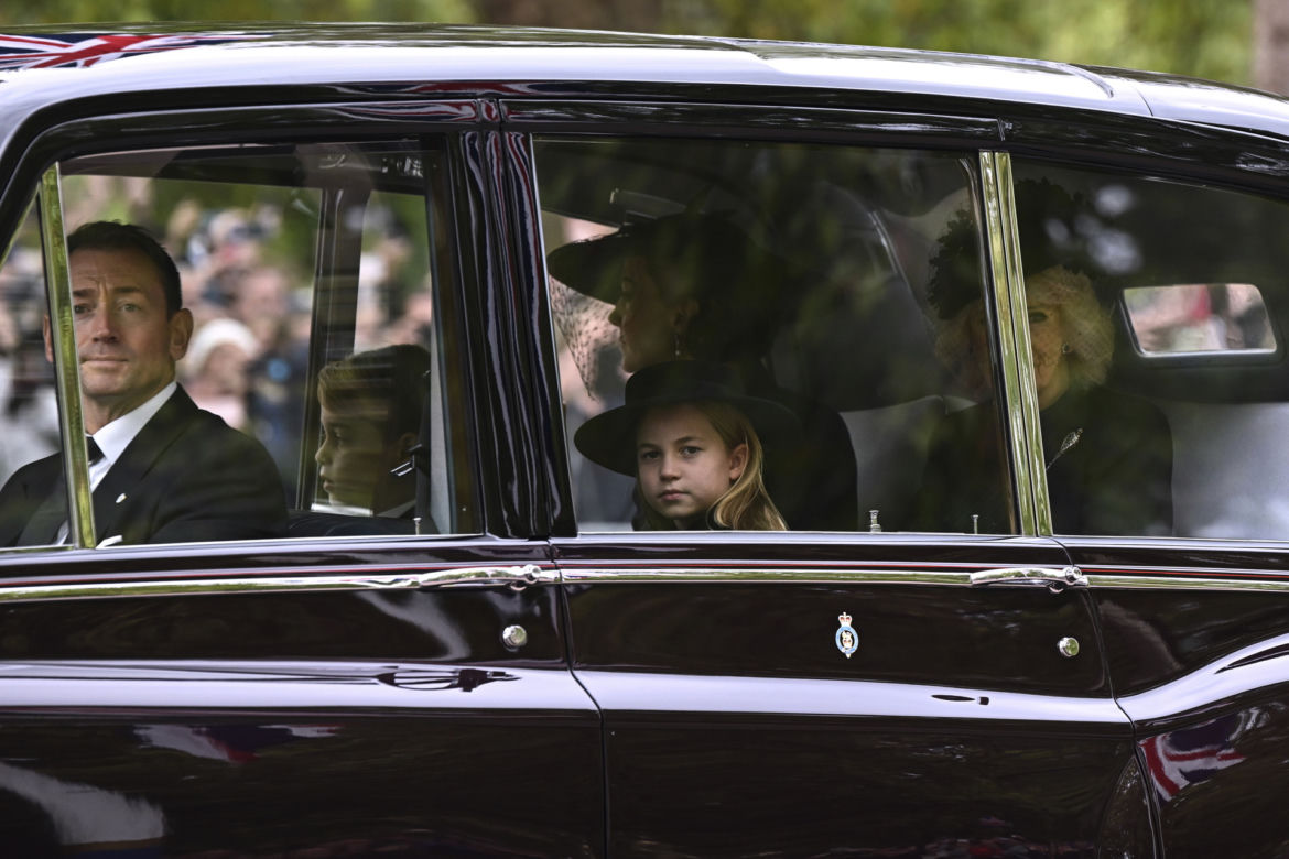 Księżniczka Charlotte i książę Jerzy żegnają ukochaną babcię. Wzruszające obrazy, trudno powstrzymać łzy