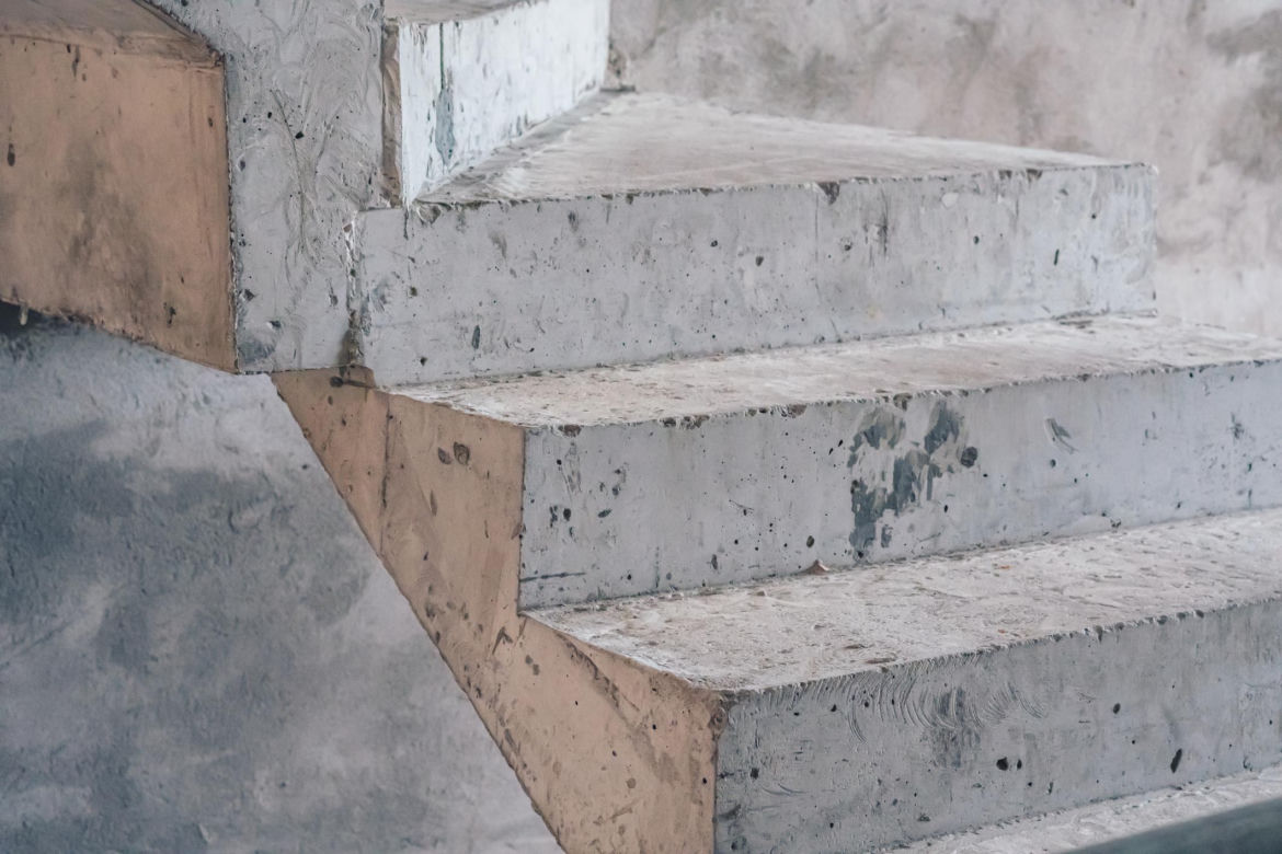 Betonowe schody żelbetowe w domu – trwałe, bezpieczne, funkcjonalne