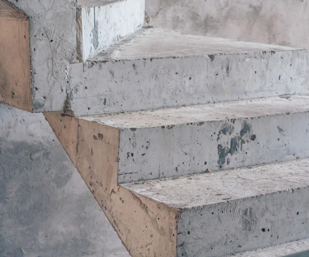 Betonowe schody żelbetowe w domu – trwałe, bezpieczne, funkcjonalne