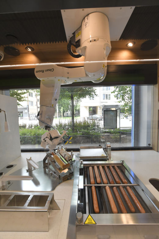  Warszawa miastem robotów. Parzą kawę, przynoszą paczki, dostarczają pizzę i śpiewają Sto lat