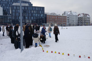 Światło zamiast nienawiści. Ułożyli ze zniczy symboliczne serce w 7 rocznicę śmierci Pawła Adamowicza