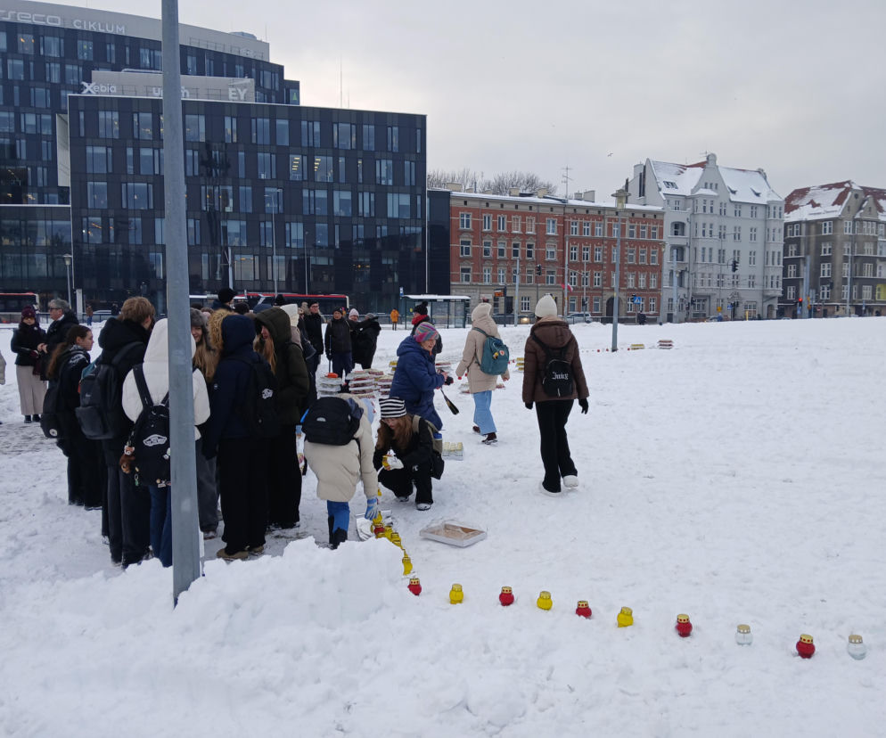 Światło zamiast nienawiści. Ułożyli ze zniczy symboliczne serce w 7 rocznicę śmierci Pawła Adamowicza