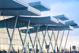 Architektoniczny by-pass we Wrocławiu. Stalowy terminal uratuje komfort pasażerów na lotnisku