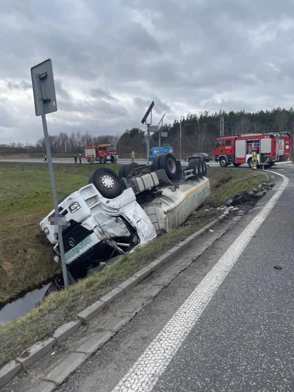 Cysterna roztrzaskała się pod Wyszkowem! Samochód na dachu, pilna akcja służb