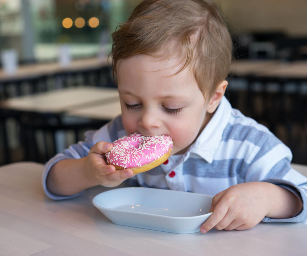 Dziecko przejadło się pączkami? Oto co zrobić, gdy boli brzuch po Tłustym Czwartku