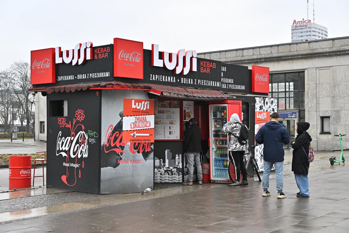 Kultowa budka z zapiekankami zniknie sprzed Pałacu Kultury. Urzędnicy: "To dobrze!" 