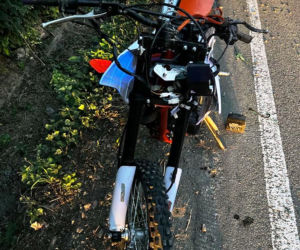 Młody motocyklista rozbił się przy Jeziorze Rożnowskim. Nie opanował swojej maszyny
